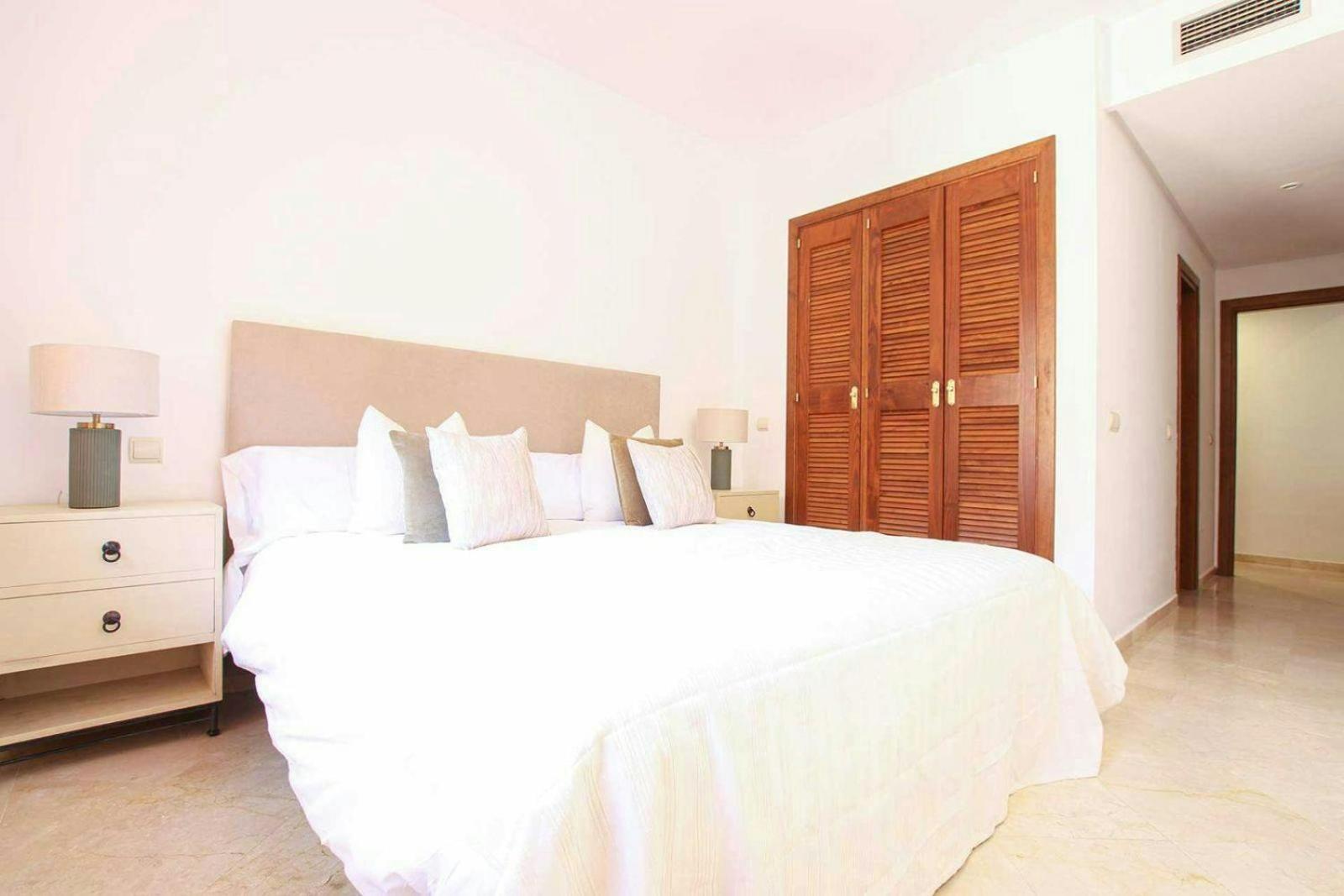 Piso 4 Hab. - Elviria Playa Apartment Marbella Bagian luar foto