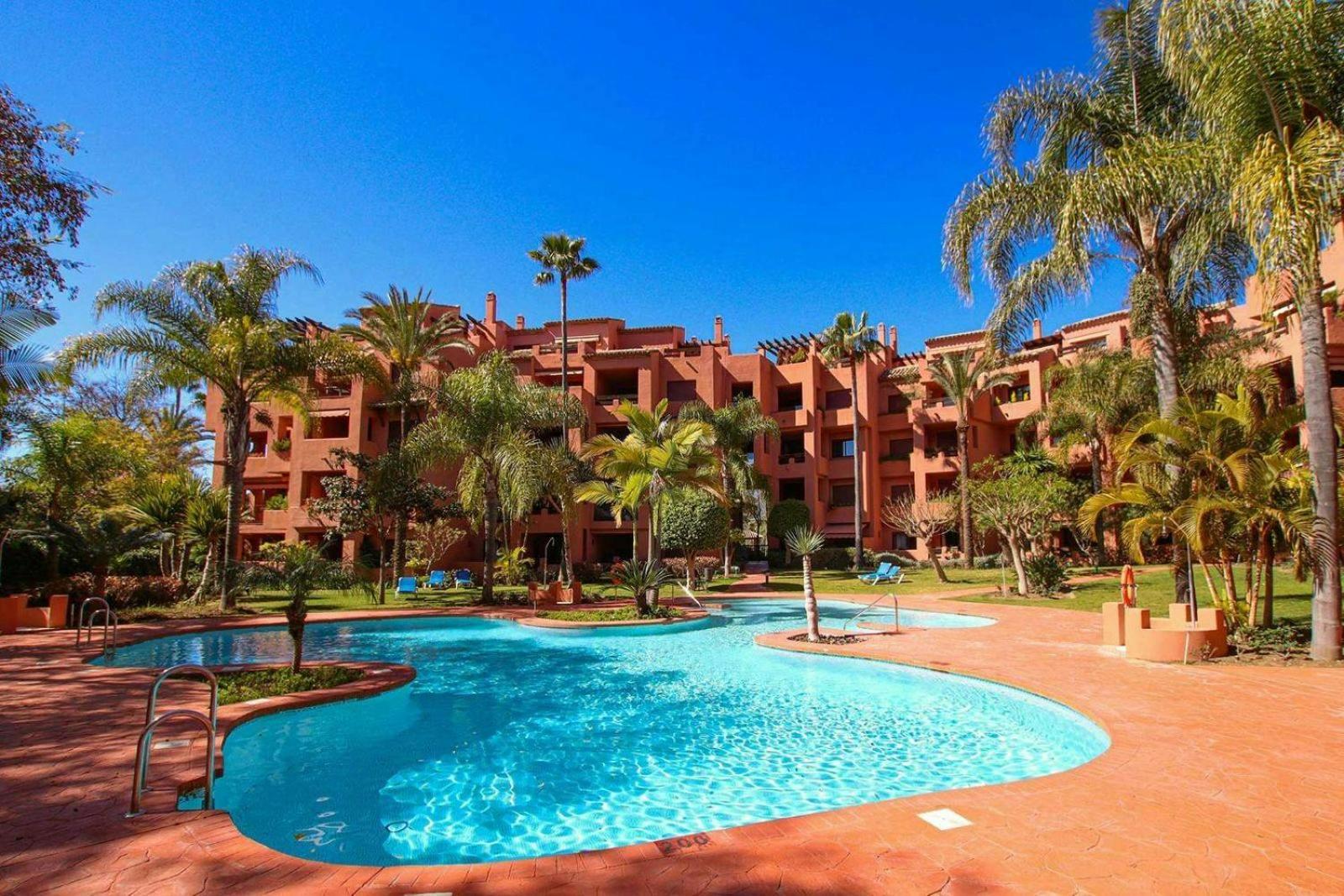 Piso 4 Hab. - Elviria Playa Apartment Marbella Bagian luar foto